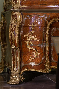 洛可可风格雕花木柜细节
