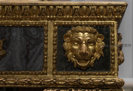 镀金狮首浮雕装饰细节