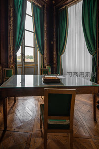 古典书房内绿帘映衬木质书桌