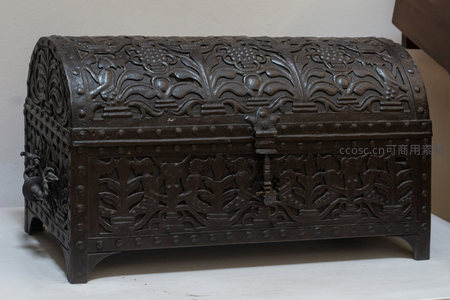 复古铁艺宝箱饰以繁复花纹