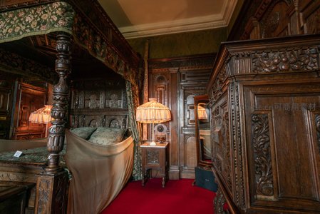 维多利亚卧室雕花木床温馨典雅