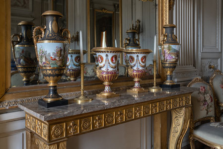 宫廷风格大理石台面，配彩绘花瓶与烛台