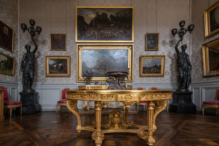 宏伟宫殿展厅，中央金桌两侧立雕像挂油画