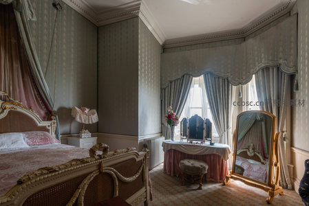 典雅公主卧室，粉色床品配蕾丝窗帘梳妆台