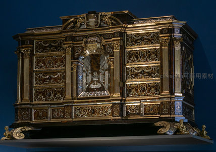 镶嵌珠宝的复古柜子，细节繁复工艺精湛