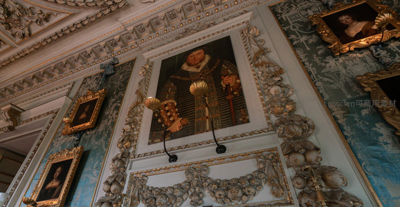 华丽宫廷壁画与精致浮雕装饰