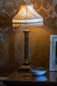 复古台灯映照典雅花纹壁纸