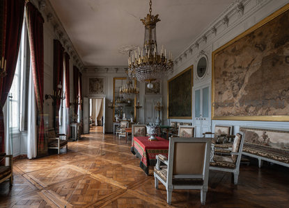 奢华宫殿大厅古典家具与吊灯