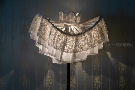 蕾丝边台灯罩映衬复古墙纸