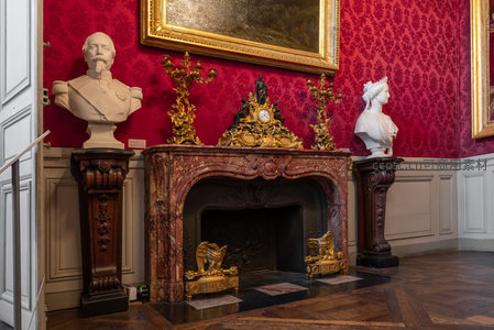 红色墙纸壁炉两侧人物半身像