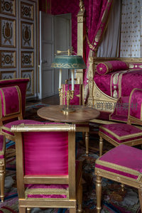 宫廷风格卧室粉金奢华陈设