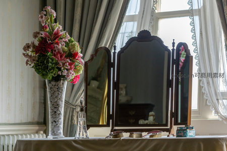 窗边梳妆台静谧优雅布置