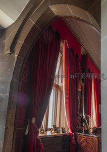 拱形门洞内深红帷幔的古典窗景
