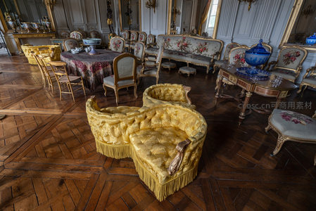 金色心形沙发雅致厅堂