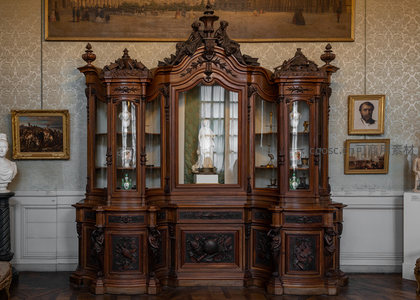 雕花木柜陈列珍品