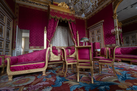 华丽宫廷卧室，紫金配色尽显皇家气派