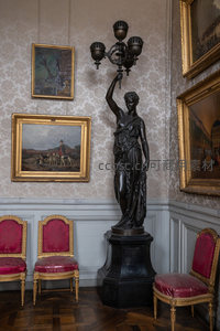 艺术展厅一角，青铜雕塑与名画相得益彰