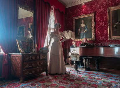 复古宫廷室内，红墙金饰尽显奢华