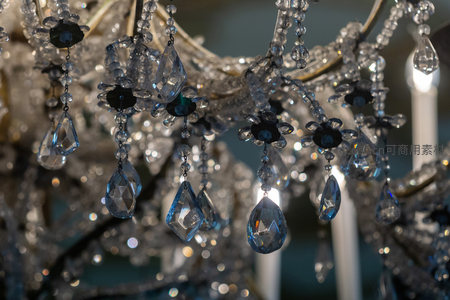 水晶吊灯特写，晶莹剔透折射璀璨光芒