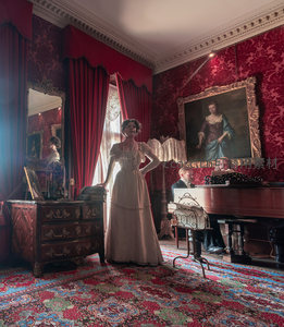 贵妇立于华室，古典优雅时光静好