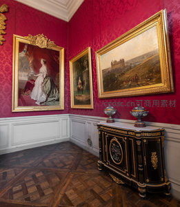 红墙画廊角落，皇室肖像与风景并置