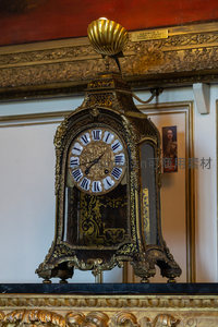华丽古典座钟静立于雕花壁前