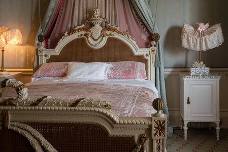 法式宫廷床榻配粉纱幔帐