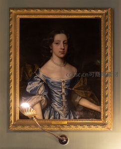 蓝裙贵妇肖像画镶金框悬挂