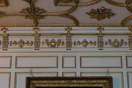 天花板与墙沿金箔浮雕细节