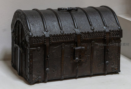 复古铁艺宝箱静置白色台面