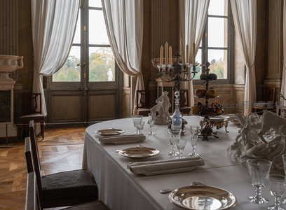 古典宴会厅长桌布置优雅待客