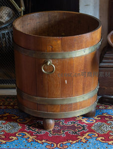 木质桶配黄铜环置于花纹地毯