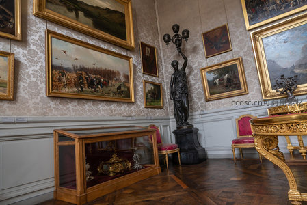 画廊展厅内名画雕塑陈设雅致