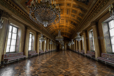 华丽宫殿长廊，水晶吊灯与古典柱廊交相辉映