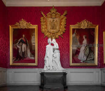 宫廷展厅中央双女雕像与帝王肖像画