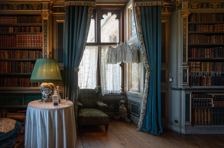 阳光洒落古典图书馆角落静谧阅读区