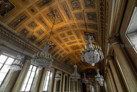 华丽宫殿穹顶与水晶吊灯交相辉映