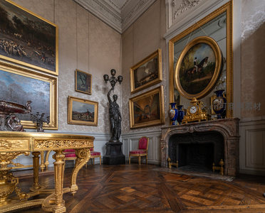 古典画廊内金碧辉煌的艺术珍品