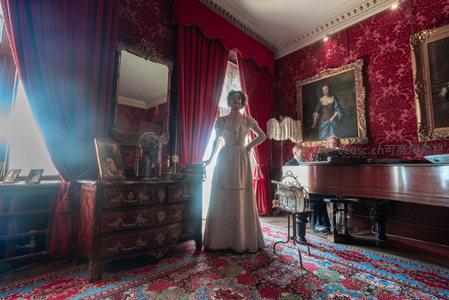 复古红墙房间中的优雅女士身影