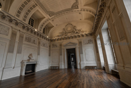 空旷古典大厅展现宏伟建筑细节