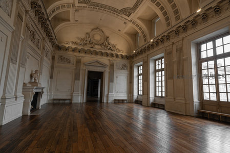 阳光洒落的古典厅堂静谧庄严