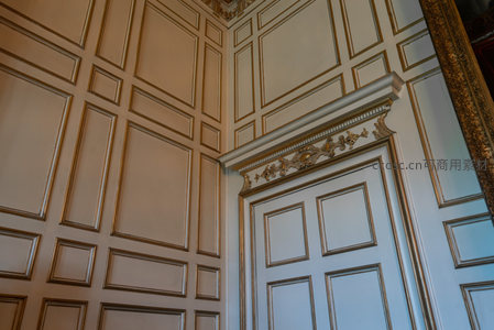 金色镶边墙面与门框