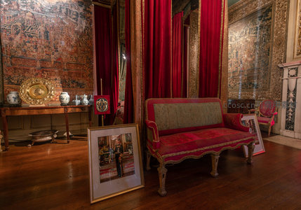 红绒沙发与挂毯厅堂