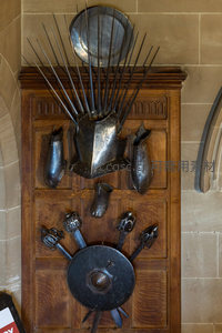 中世纪盔甲陈列，历史战争的见证