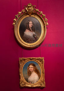 金框肖像画挂墙，优雅女性风采