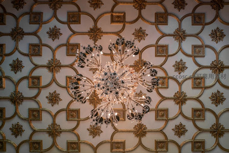 水晶吊灯璀璨夺目，照亮巴洛克墙面