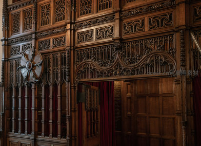 哥特式雕花木墙与红幕门廊