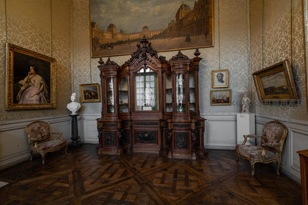 博物馆展厅内的古典家具陈列