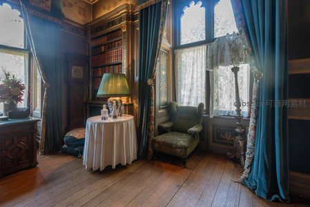 阳光洒落的古典书房静谧角落