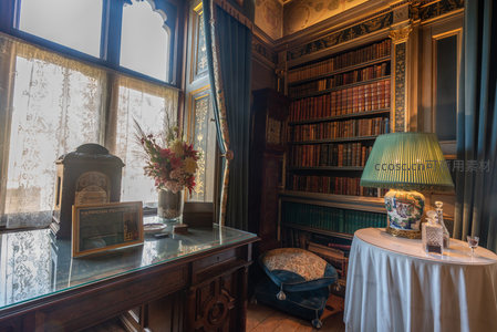 古典书桌旁陈列着政治文献与精致摆件